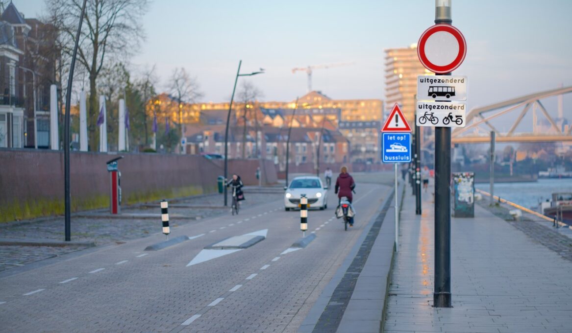 Camerahandhaving bussluis Waalkade in Nijmegen - Brickyard